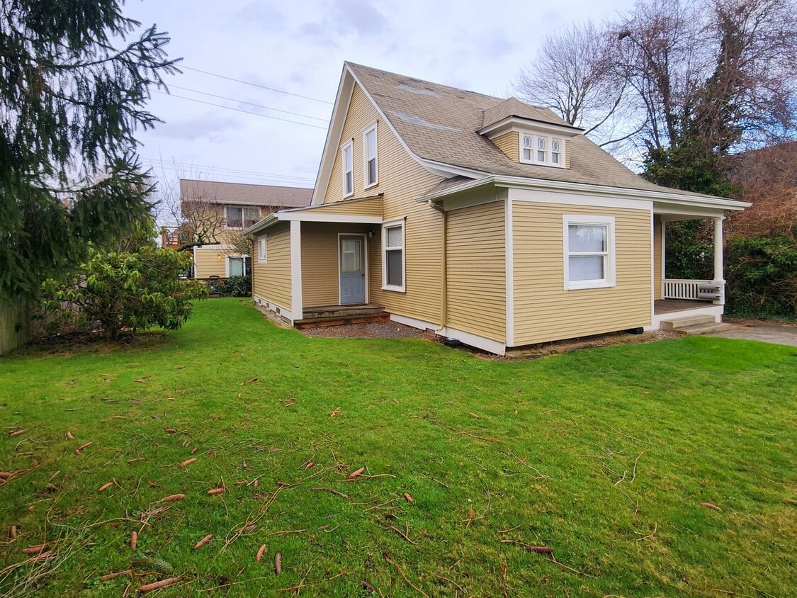 Primary Photo - Rooms available in large home near downtown.