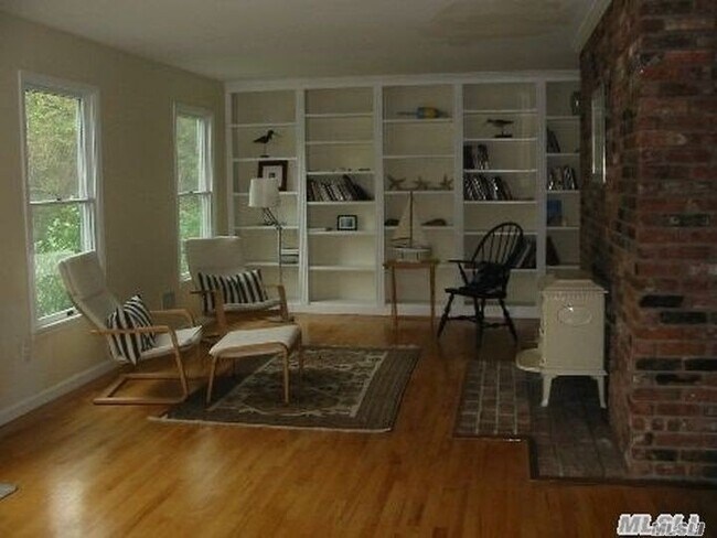 Foto del edificio - 15 Flax Pond Woods Rd