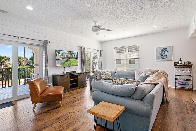 Foto del edificio - Beach living in beautiful furnished home!!
