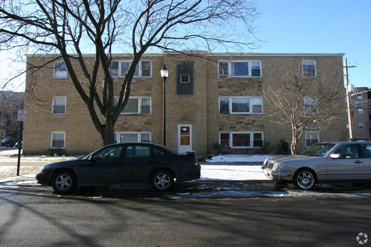 Building Photo - 7904 Lamon Ave