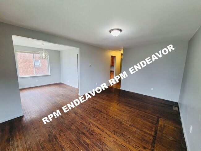 Building Photo - Comfy and Spacious 4 bedroom  Available now!
