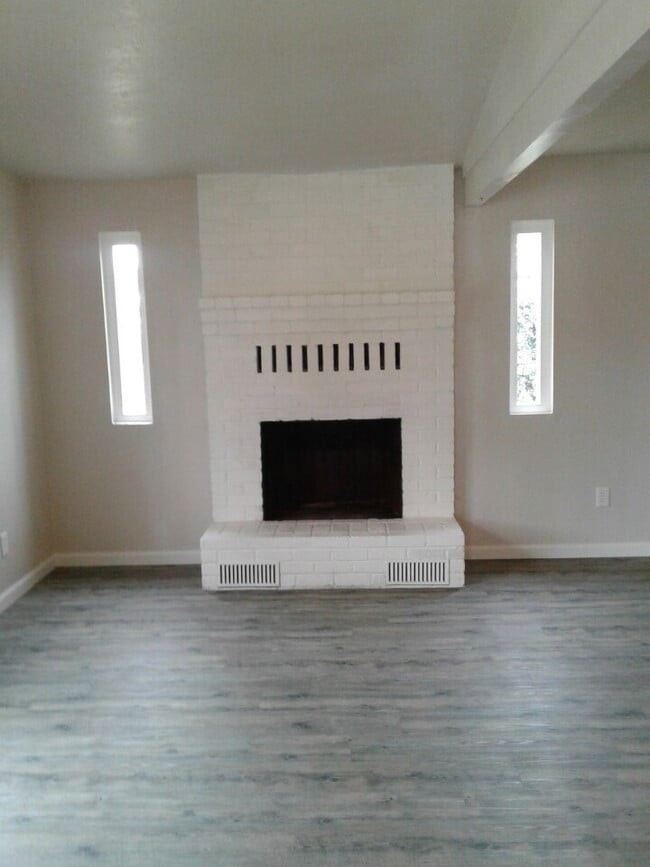 Foto del edificio - STOP BY, PEEK THROUGH THE WINDOWS AND EXPLORE THE AREA!