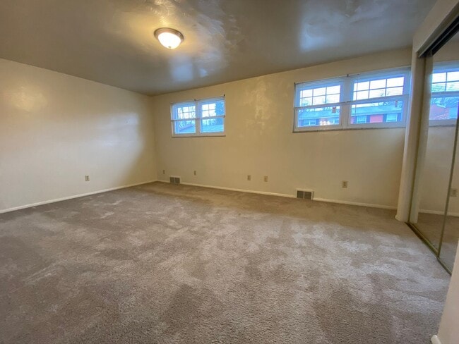 Building Photo - Perfect Two Bedroom Townhome in Plum! Ample Natural Light, Central A/C & More! Call Today!