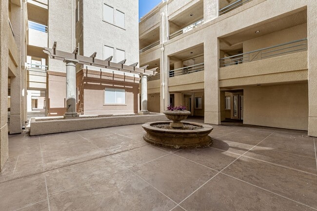 Foto del edificio - Meridian Guard Gated 2 Bedroom Condo over looking pool!
