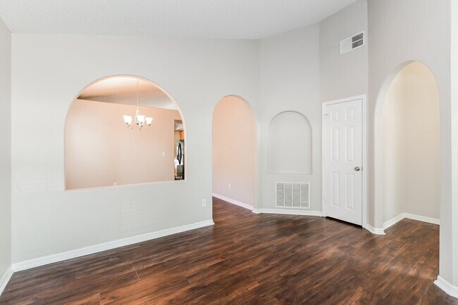 Foto del edificio - 16329 Coopers Hawk Ave