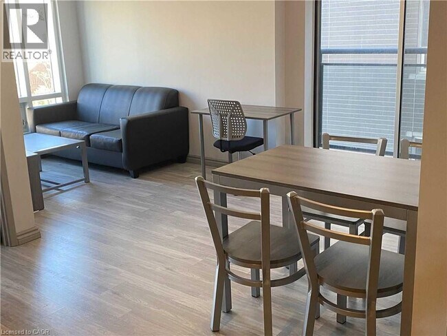 Photo du bâtiment - 275F Larch St
