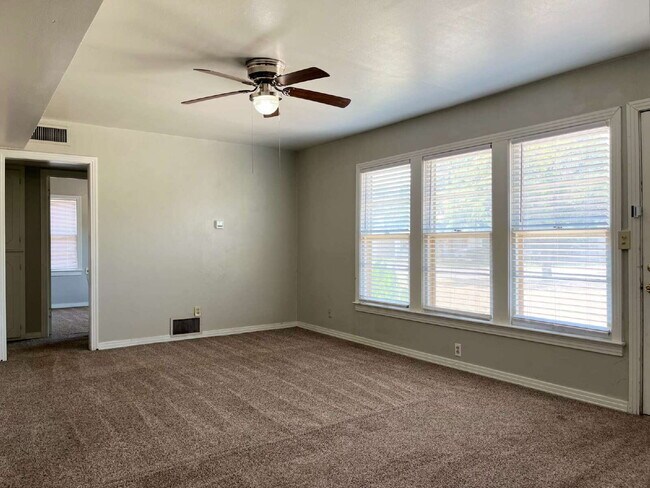 Building Photo - Charming 3 bedroom, 1.5 bathroom!