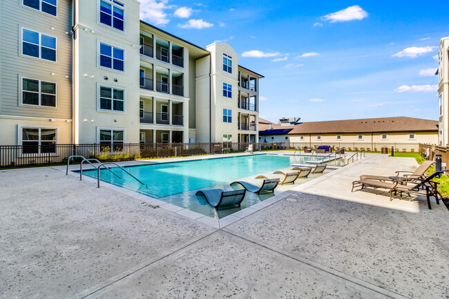 Outdoor Pool - The Vincent Senior Living