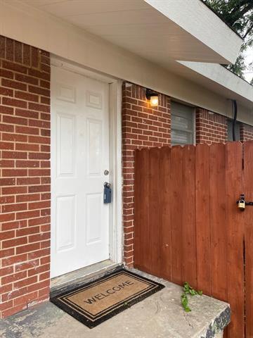 Building Photo - 402 E 2nd St