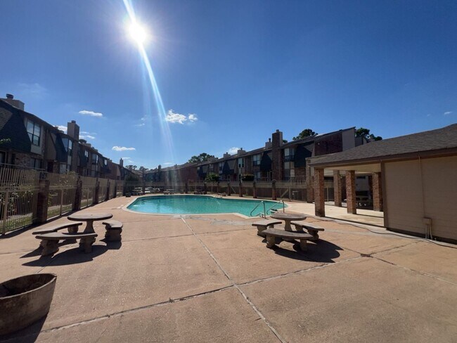 Foto del edificio - 1919 Place Rebecca Ln