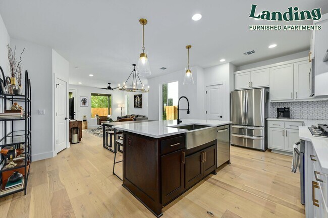 Building Photo - 5005 Lynndale Dr