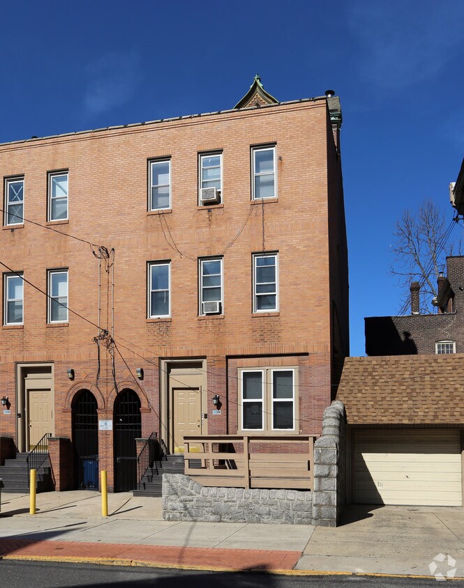 Primary Photo - 230 S 41st St