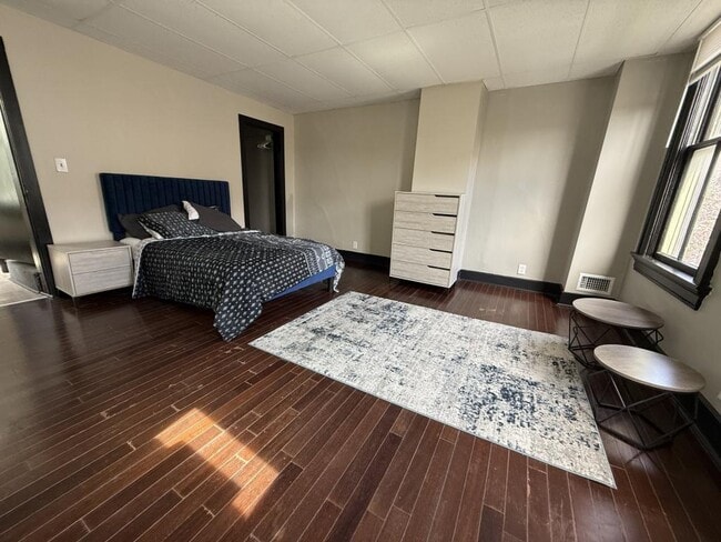 Photo - 7 W Hollister St House