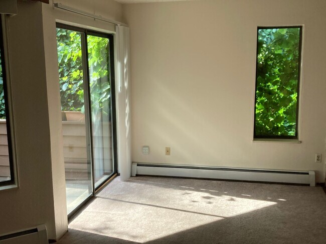 Foto del edificio - 3 Bedroom, 2 1/2 Bath Townhome - right up ...