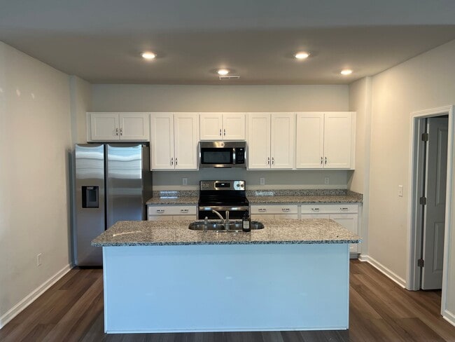 Building Photo - 5 Bedrooms in Parsons Mill!