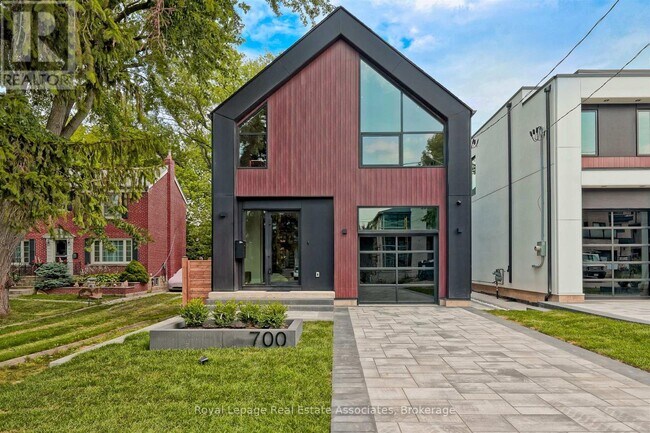 Photo du bâtiment - 700 Montbeck Crescent