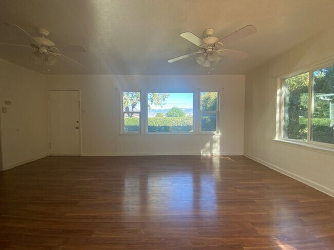 Building Photo - Centrally Located San Bernardino Home Clos...