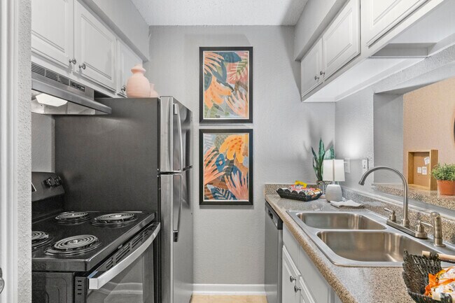 1BR, 1BA - 768SF - Kitchen - The Abbey at Briargrove Park