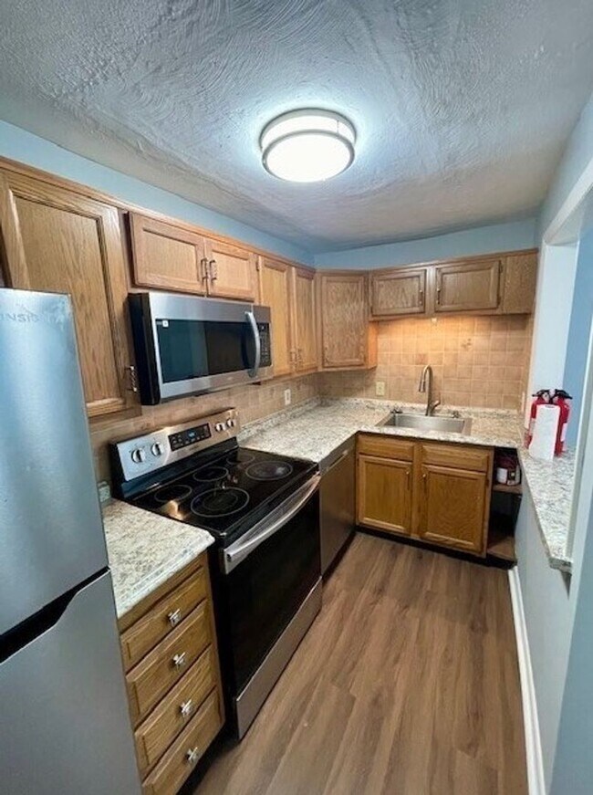 Foto del edificio - Fresh 1 Bedroom Corner Condo with 2 Off Street Parking Spaces