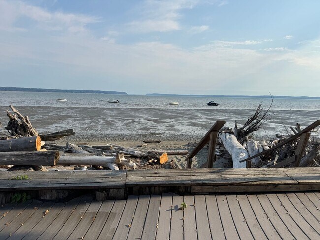 Foto del edificio - Beach House, Fully Furnished, Short Term January-May (includes all utilities and internet)