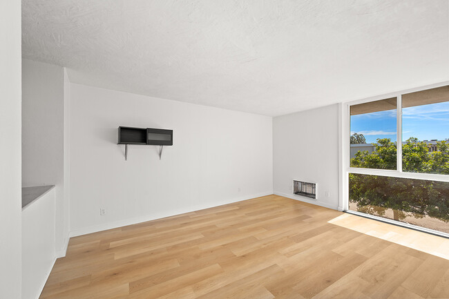 Building Photo - 3050 Rue D’Orleans