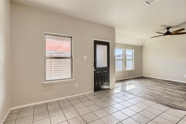 Foto del edificio - This well-maintained 4 bedroom home is located in a quiet neighborhood that has a community park ...