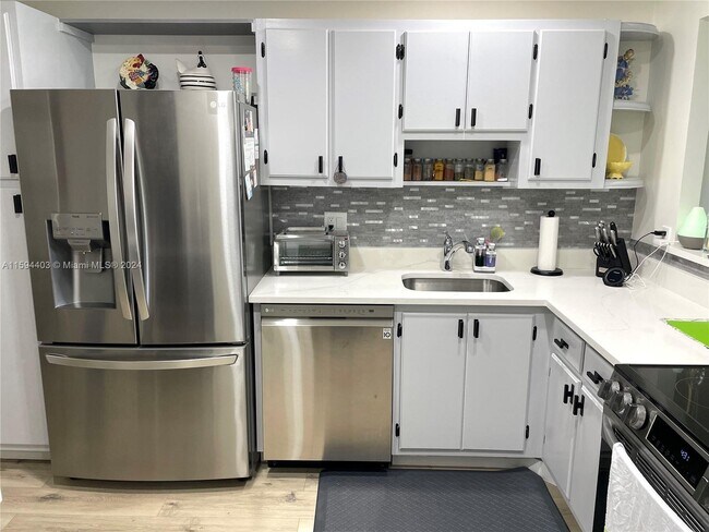 Foto del edificio - 3621 Oaks Clubhouse Drive Apt #205, Pompan...