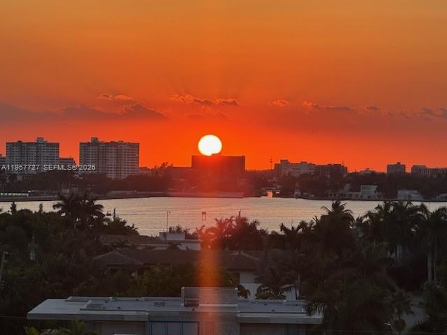 Foto del edificio - 10000 W Bay Harbor Dr