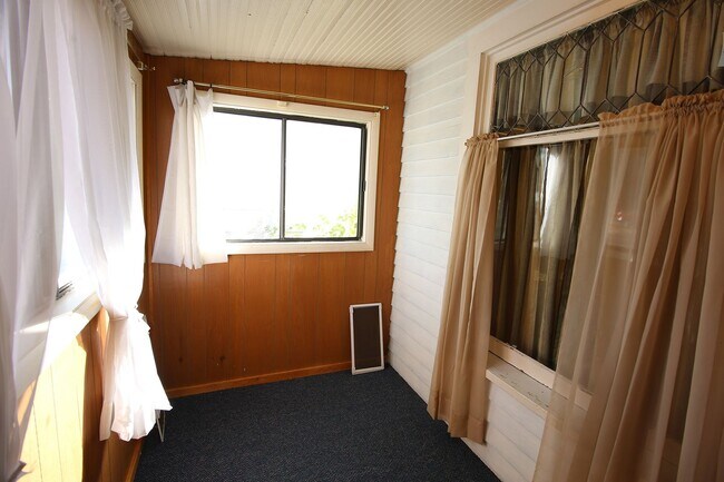 Foto del edificio - 2 Bed 1 Bath + Garage and Yard