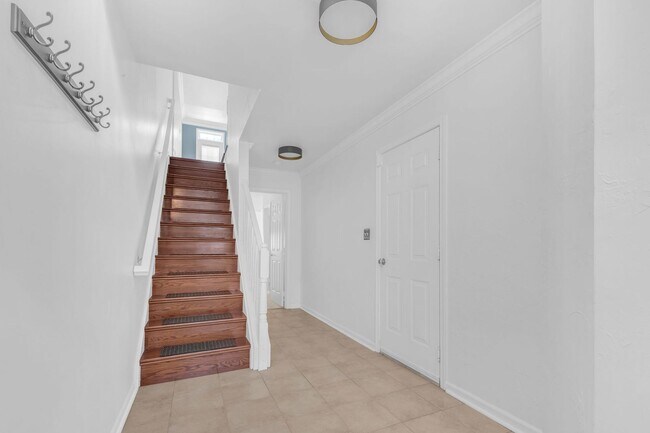 Foto del edificio - Dream Townhome in Kingstowne – Updated Ele...
