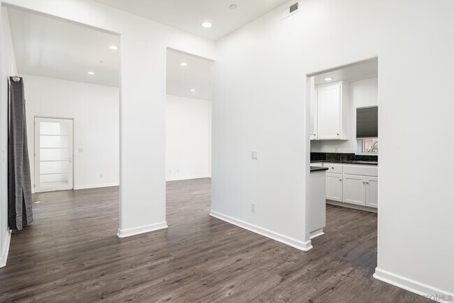 Building Photo - 402 W Lincoln Ave