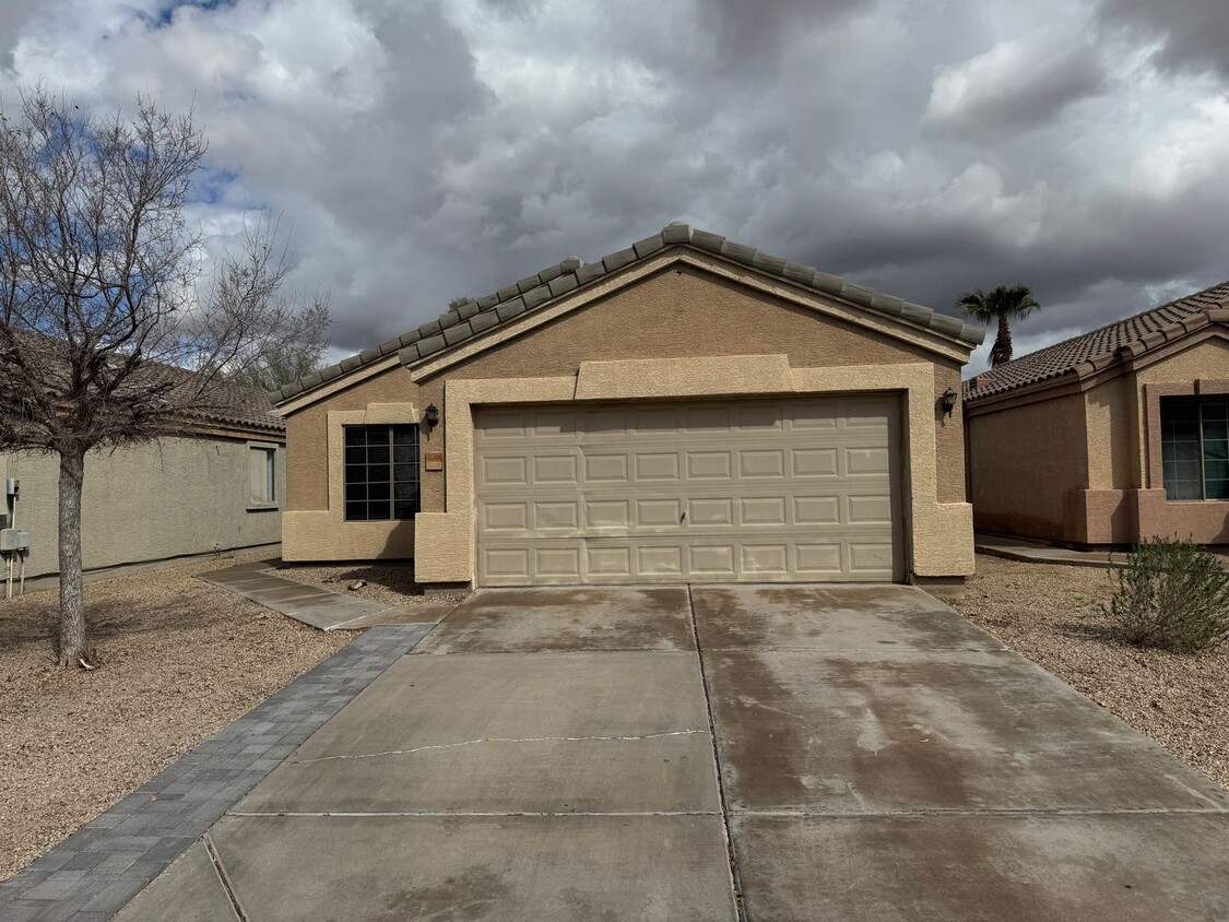 Foto principal - Beautiful 3 bedroom home in East Mesa for ...