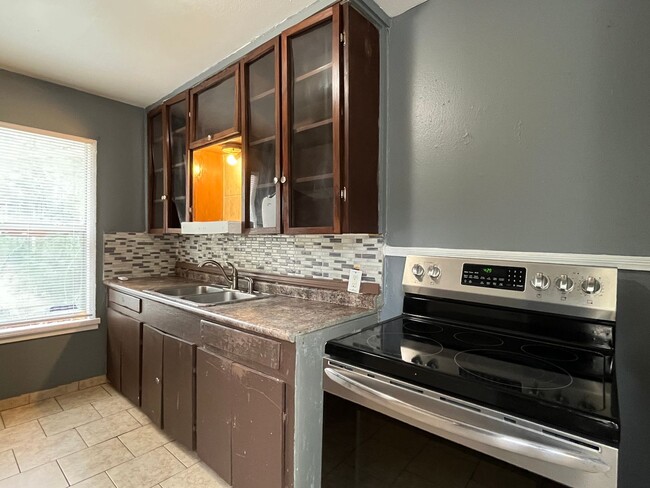 Building Photo - 2 Bedroom 1 Bath Plus 1 Bedroom 1 Bath Bac...