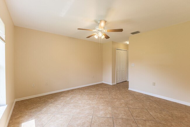 Foto del edificio - 3/2 Single Family home freshly painted interior and exterior