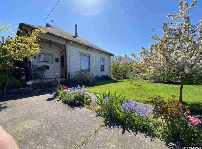 Building Photo - 3 bed 2 bath w/bonus room- Spacious with e...