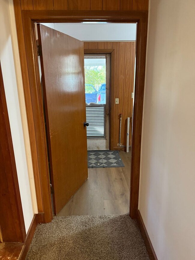 Building Photo - 3 Bedroom 3 Bath on an Acre+ Landlord does...