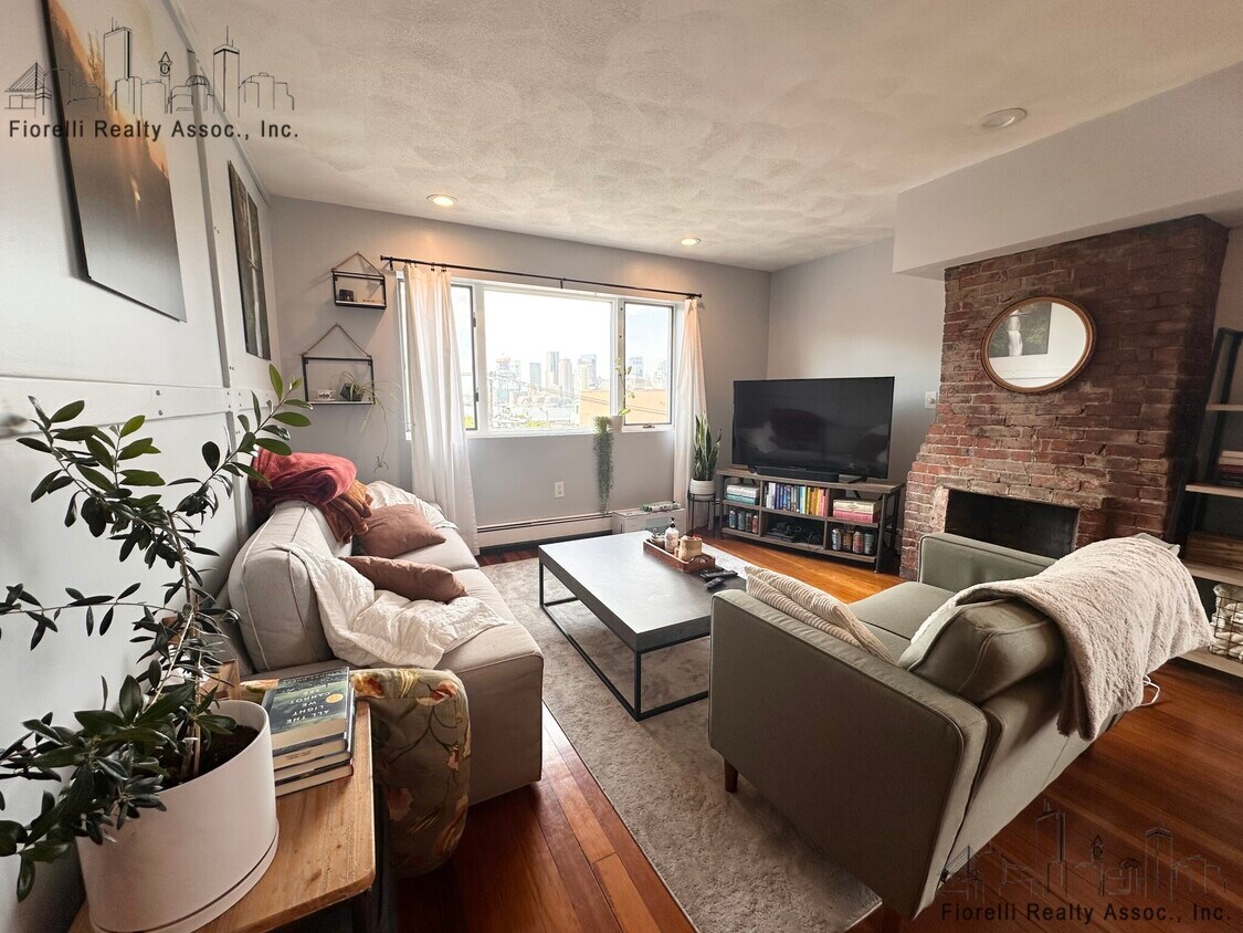 Primary Photo - 166 Webster St