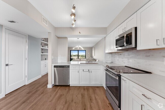 Building Photo - 2202 S Cypress Bend Dr