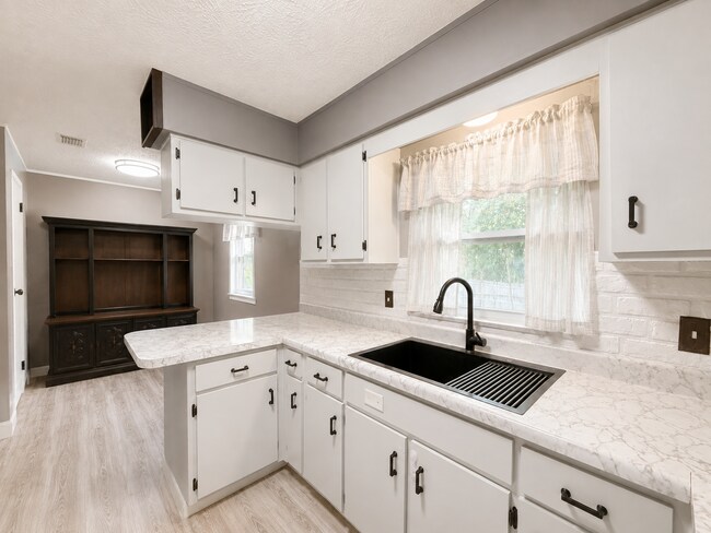 Foto del edificio - Spacious Orange Park Home with a Large Yard