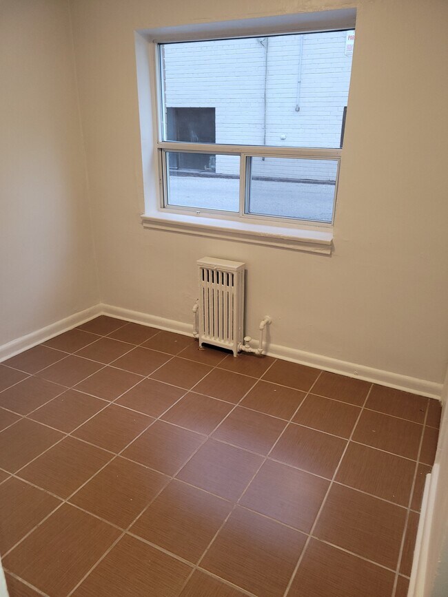Photo du bâtiment - 2-Bedroom apartment for rent by the lake