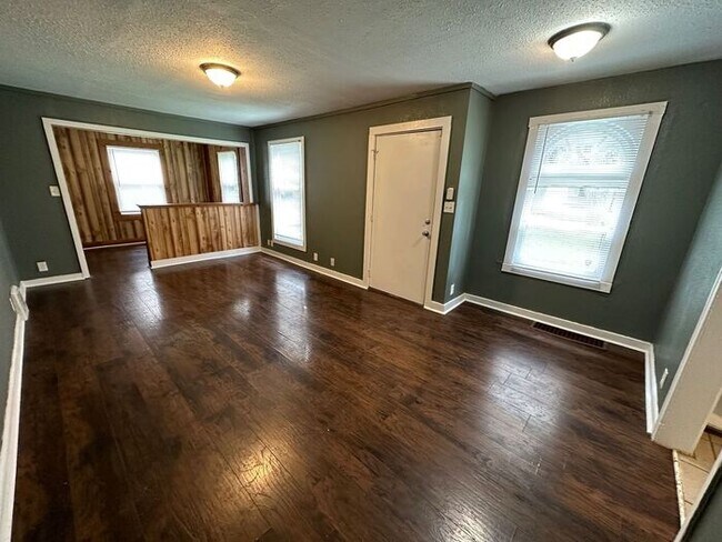 Building Photo - Cozy 2 bedroom, 1 bathroom home in Raytown...