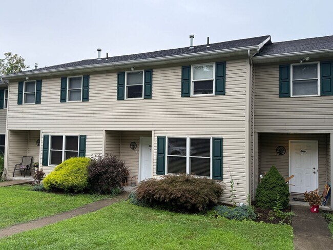 Foto del edificio - Beautiful 2 Bedroom Townhome - Only Steps ...