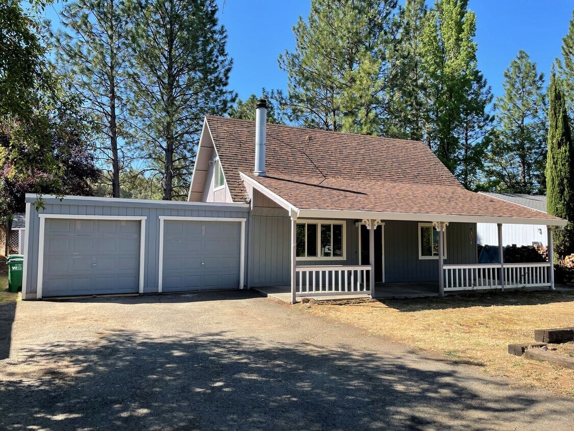 Foto principal - 4 bedroom, 2 bath home in Lake Wildwood ga...