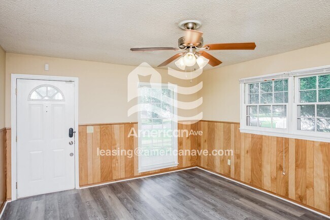 Foto del edificio - 517 Riverside Ln