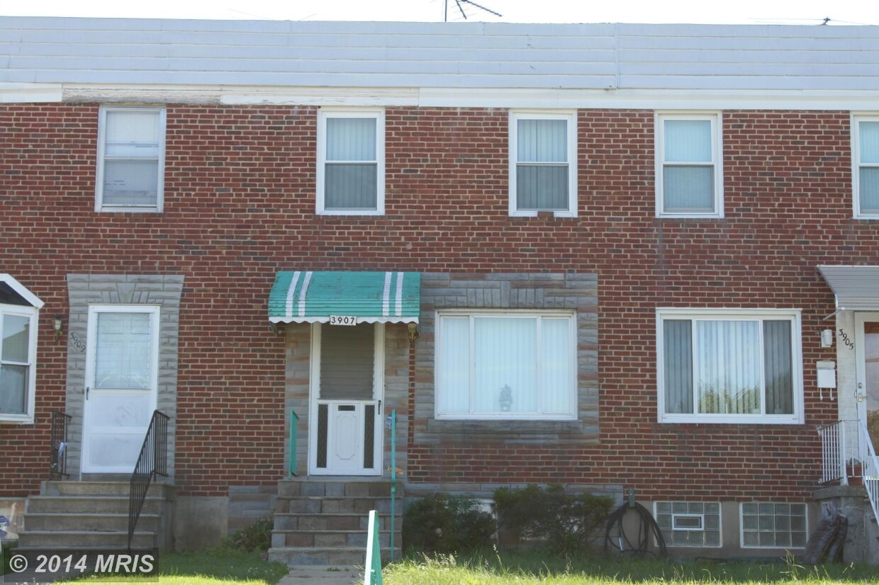 front of house quiet street - 3907 Dudley Ave