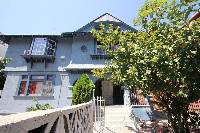 Building Photo - 821 S Grand View St