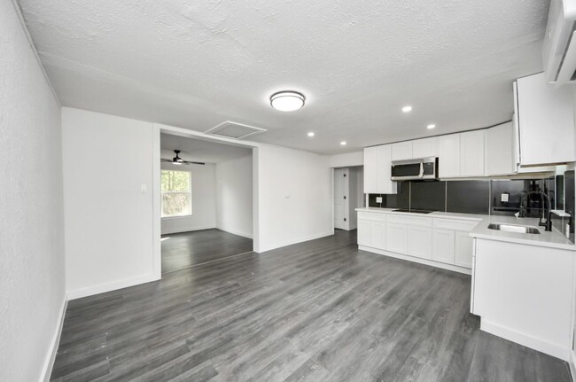 Foto del edificio - 7640 Broadview Dr