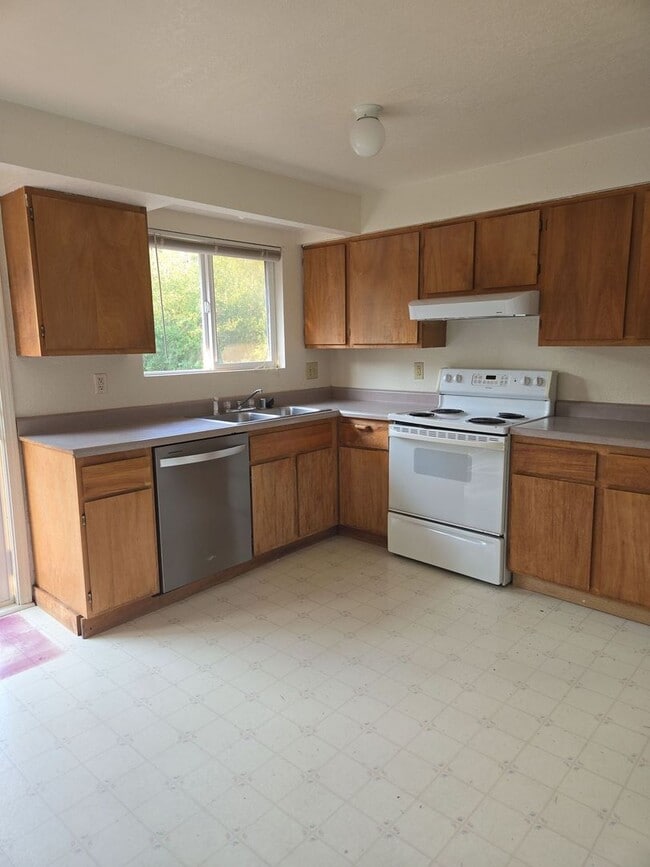 Foto del edificio - PRELEASING NOW: Large 6 bed/2 bath home!