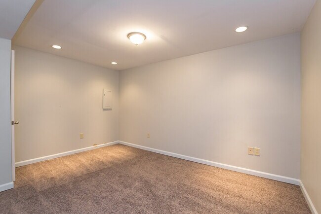 Building Photo - 18 Black Water Dr