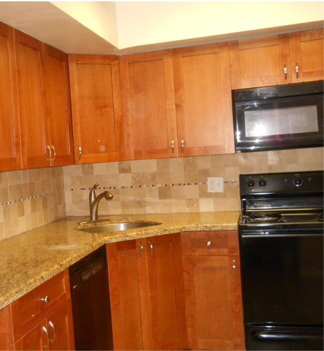 Building Photo - 3955 Village Dr